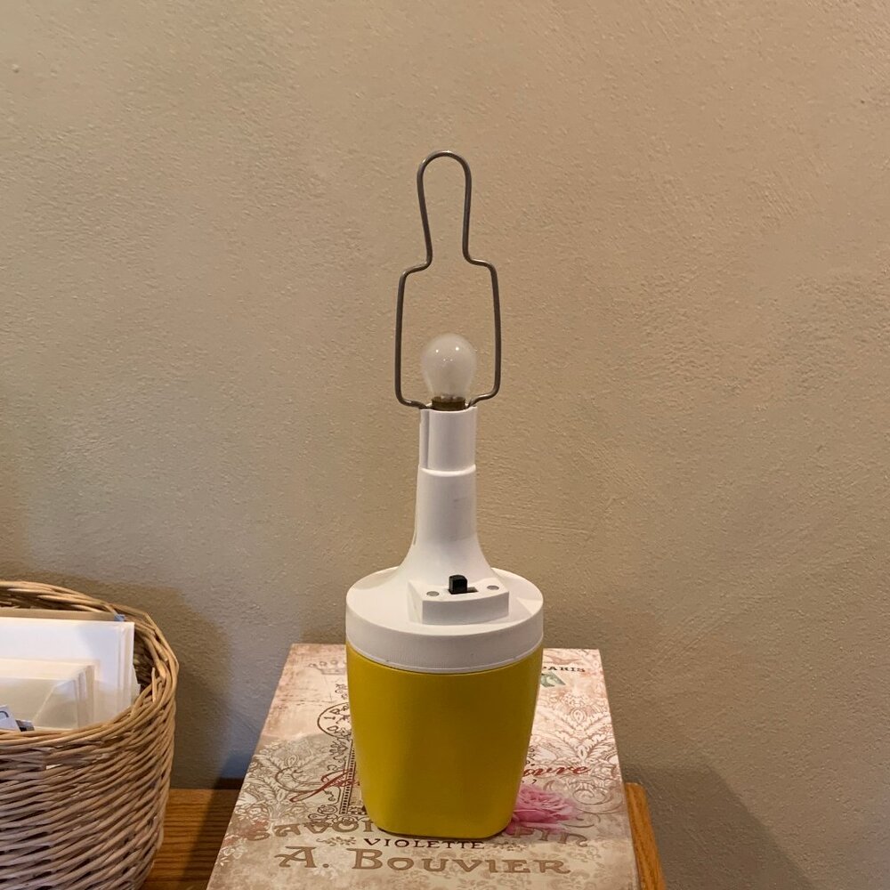 VINTAGE RAY O VAC NO. 100 BATTERY TABLE LIGHT/CAMPING LANTERN, BASE ONLY, USA